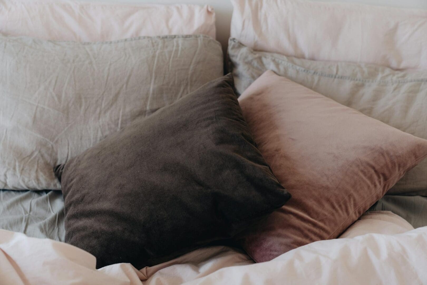 bedroom pillows bed setup