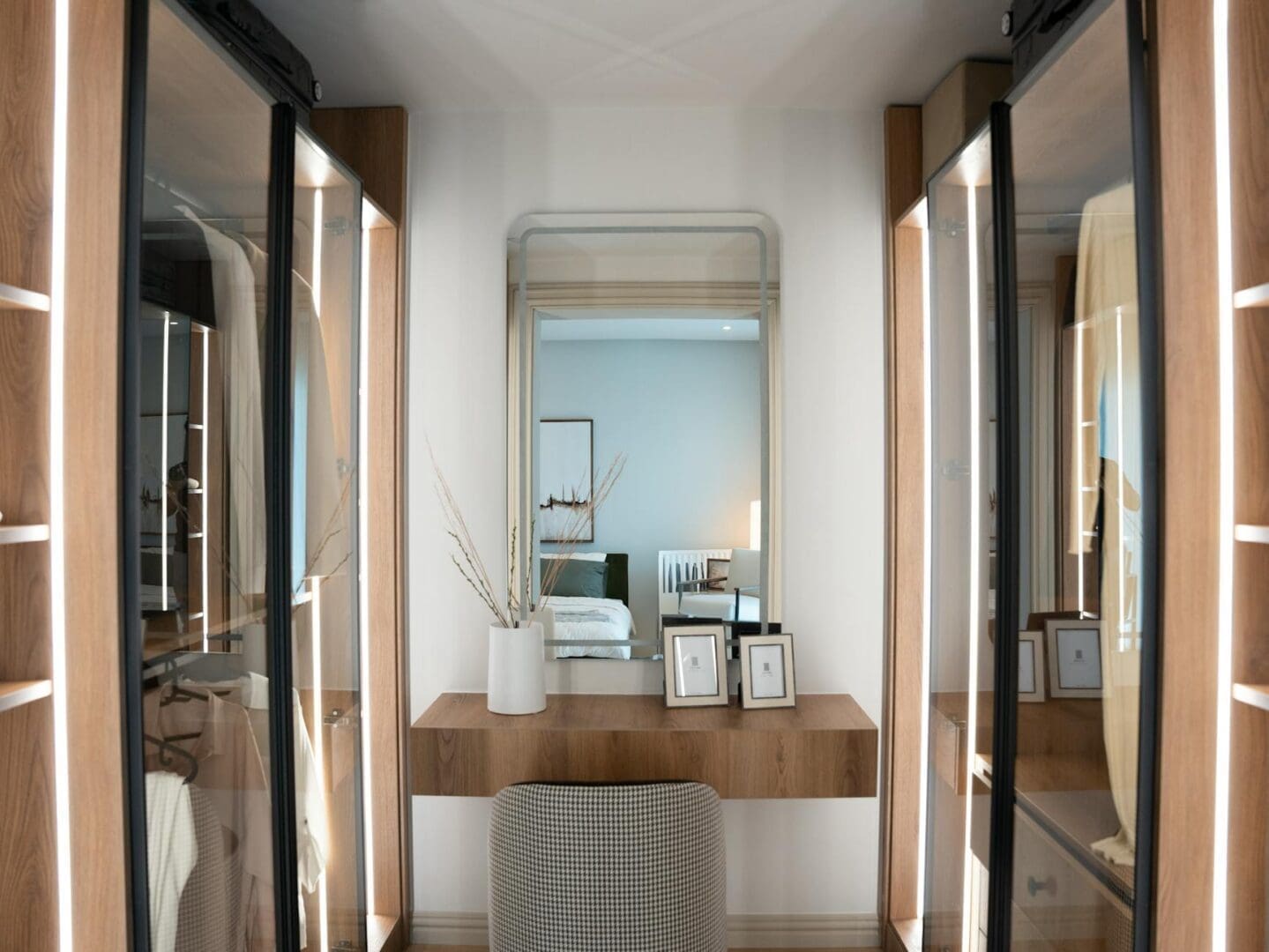 How to Choose a Vanity Table for a Bedroom