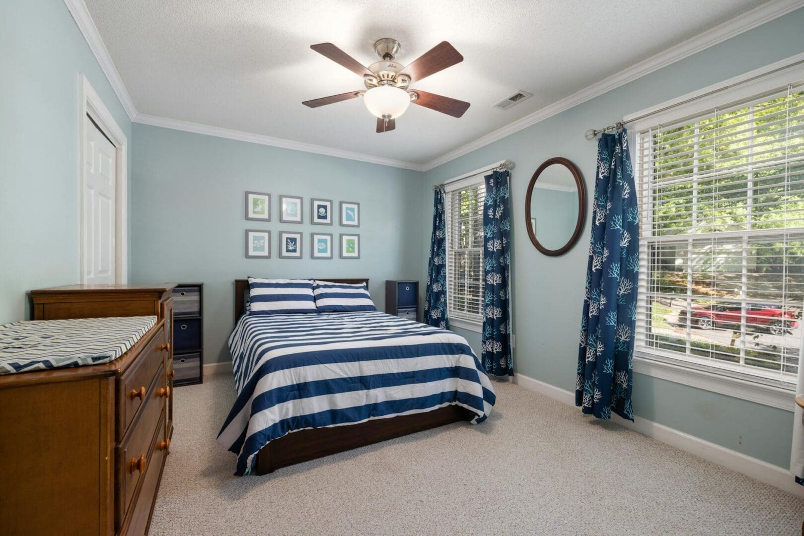 How to Choose Between Curtains and Blinds for a Bedroom
