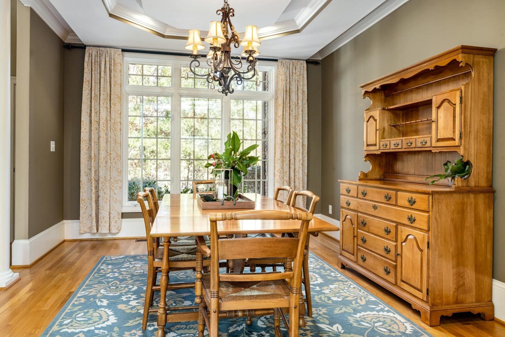 How to Choose a China Cabinet for a Dining Room