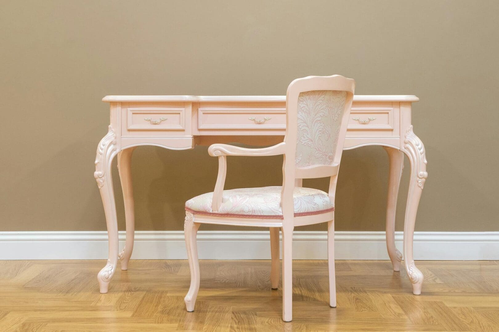 How to Choose a Desk Size for Your Space