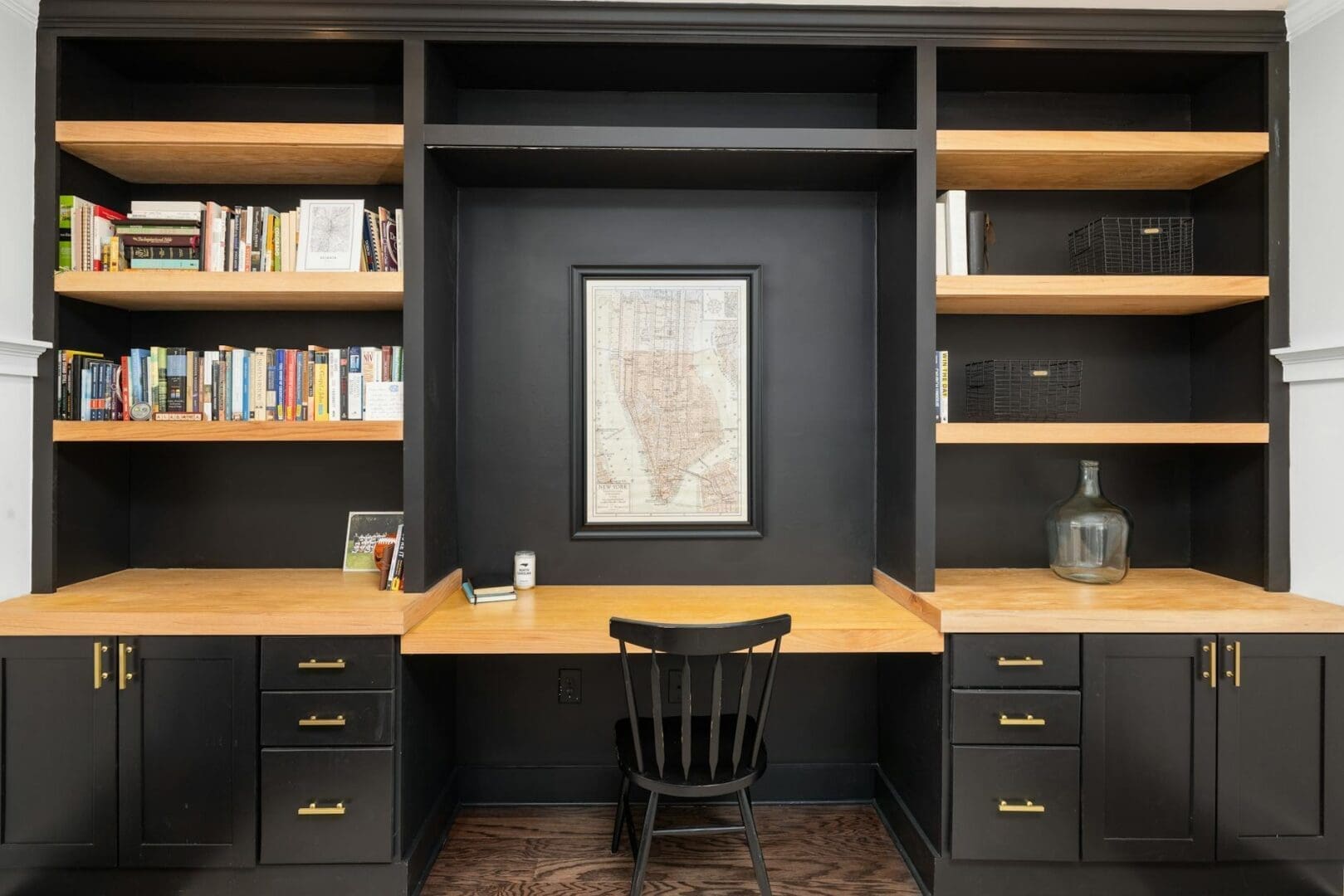 How to Choose a Desk With Built-in Storage