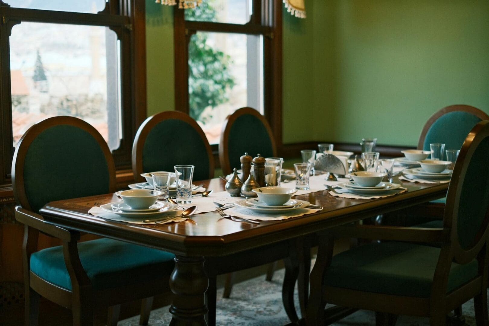 How to Choose Between Upholstered and Metal Dining Chairs