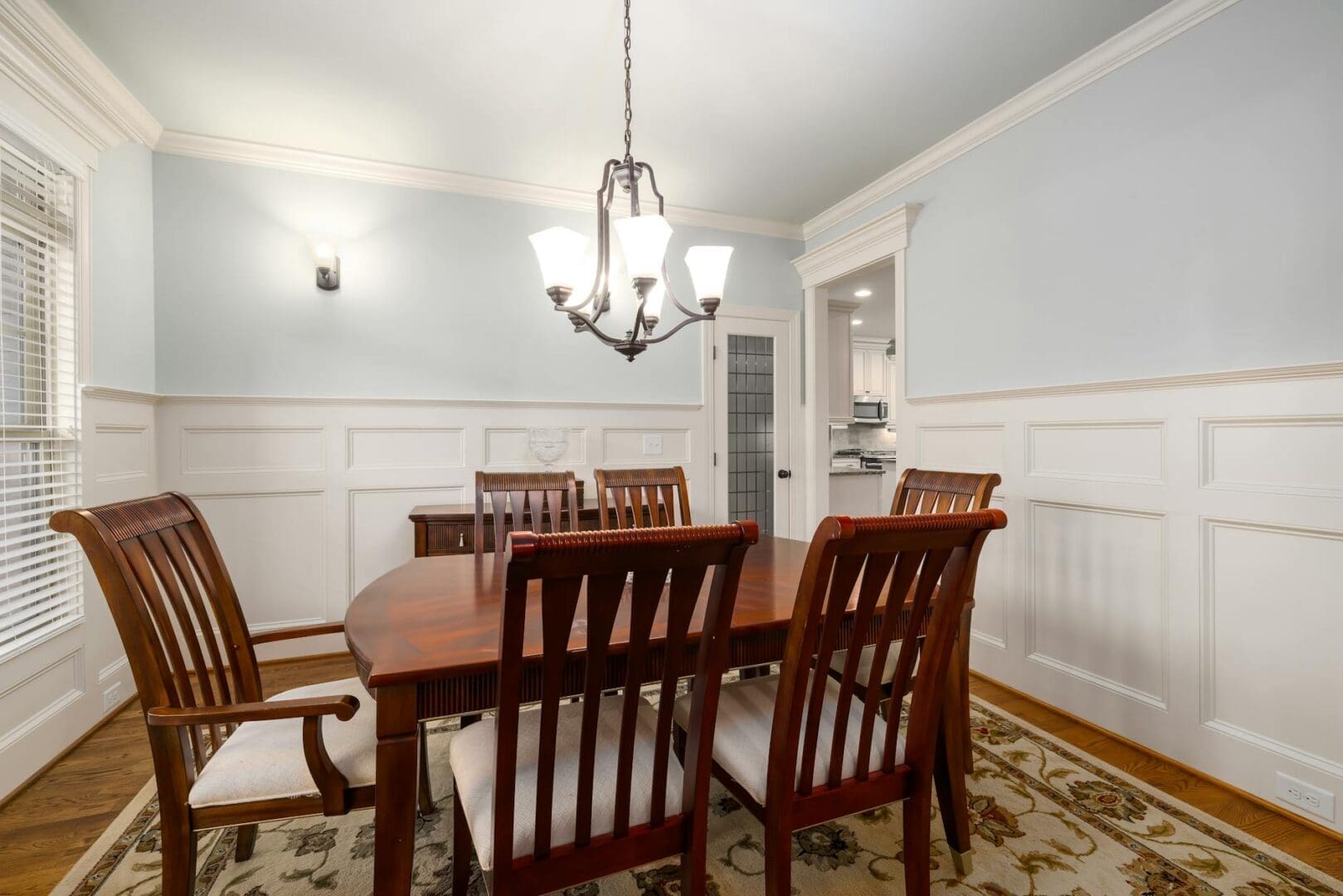 How to Choose a Chandelier for a Dining Room