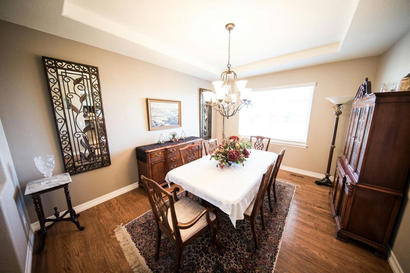 How to Choose Between a Dining Set and Separate Pieces