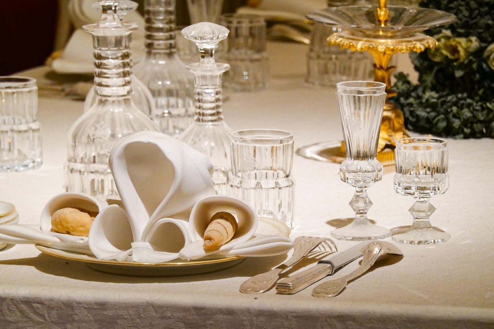 How to Style a Dining Table for Entertaining