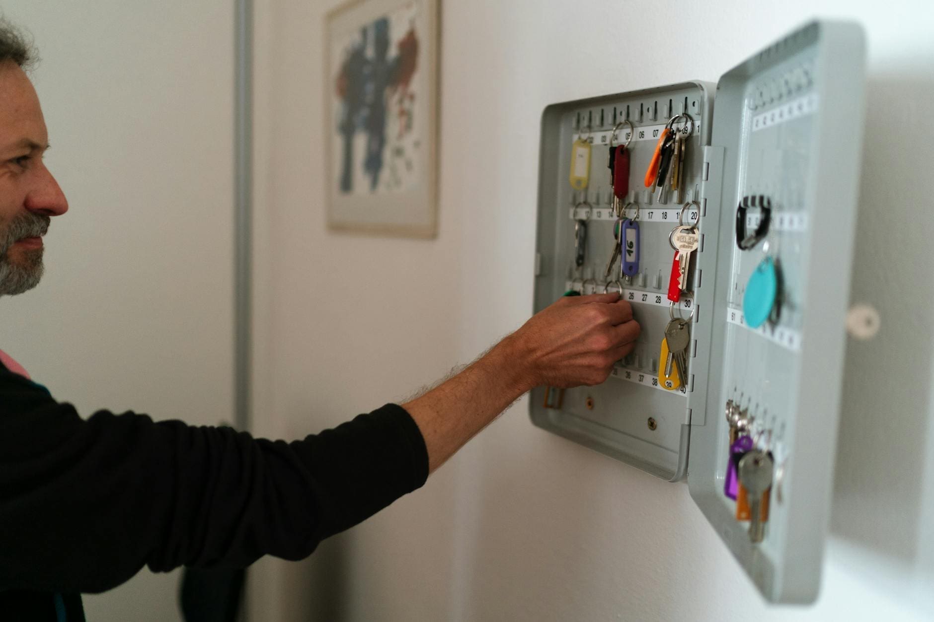 How to Choose a Key Holder for Your Entryway