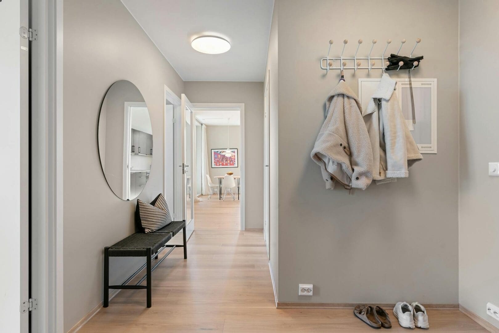 How to Choose an Entryway Mirror That Makes Your Space Shine