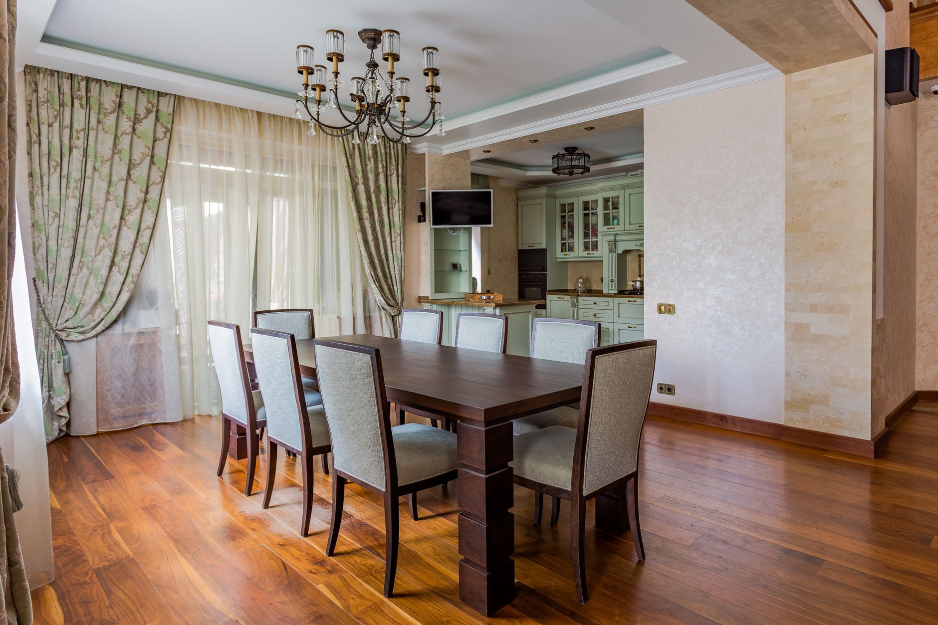 How to Choose a Farmhouse Chandelier for a Dining Room