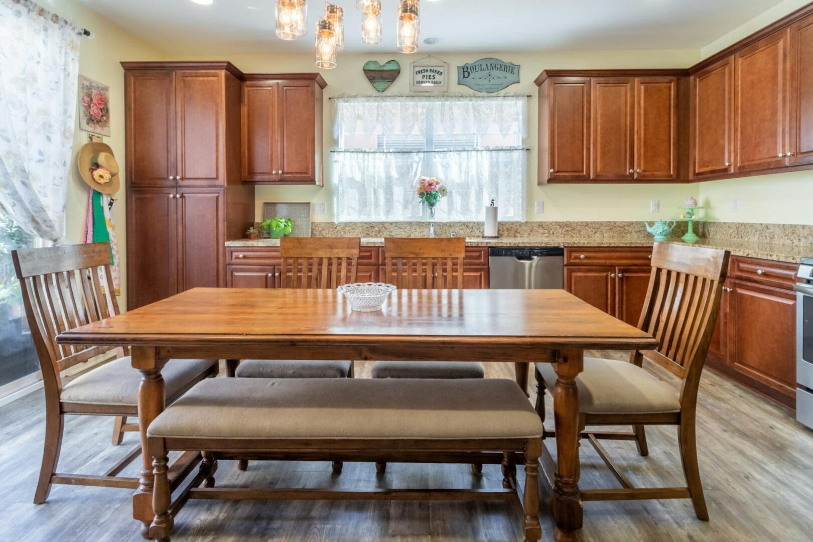 7 Farmhouse Dining Room Design Ideas That Actually Work