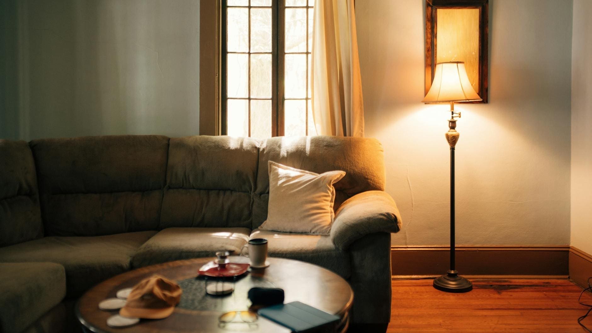 How to Choose a Floor Lamp for a Living Room