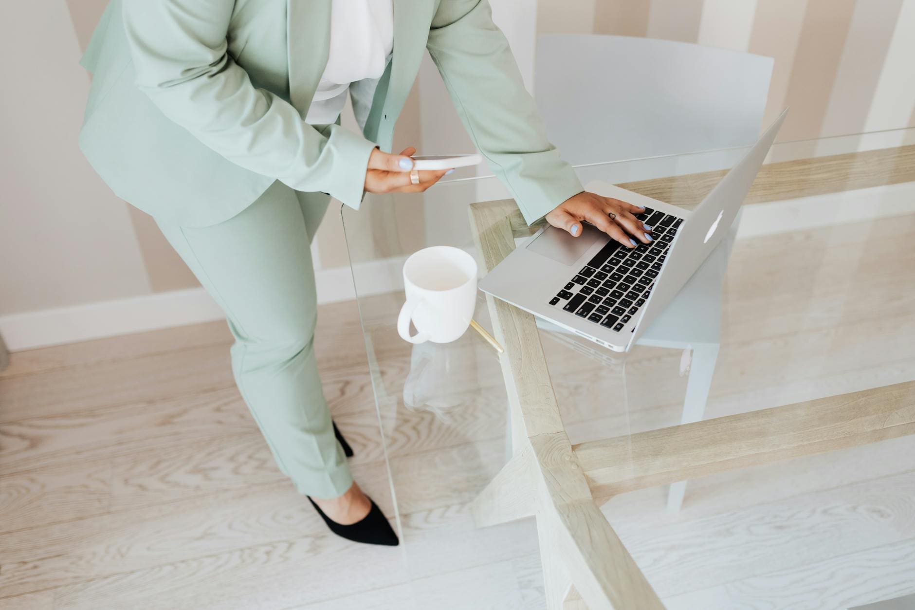 How to Choose Between a Glass and Wood Desk