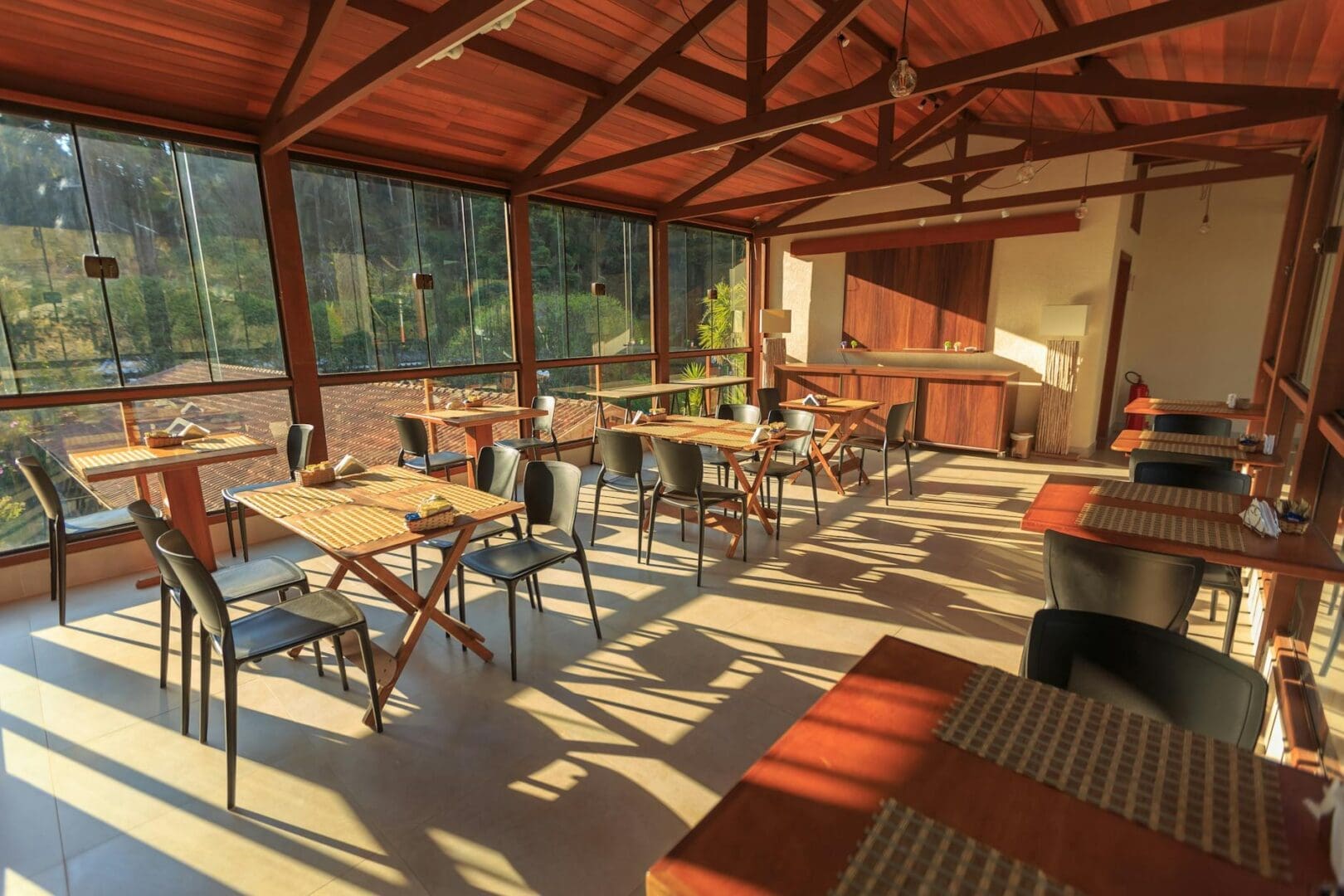 How to Choose Between Glass and Wood Dining Tables