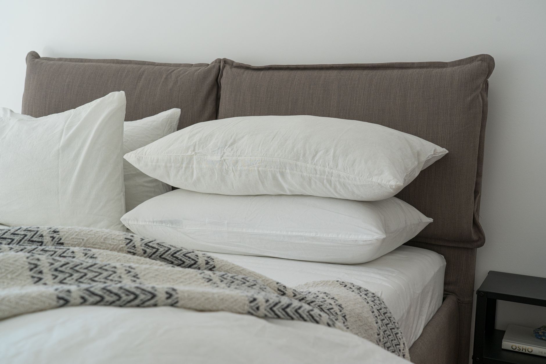 guest bedroom pillow arrangement