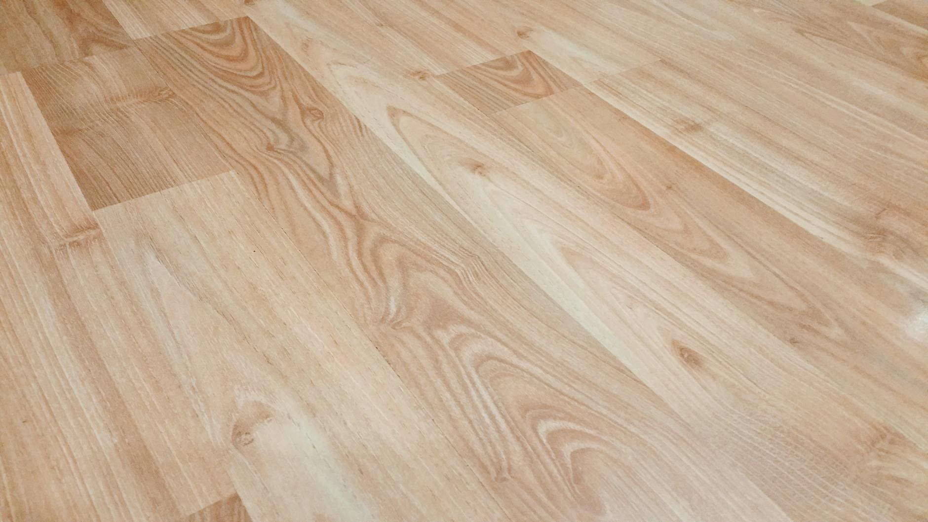 How to Choose Between Hardwood and Laminate Flooring
