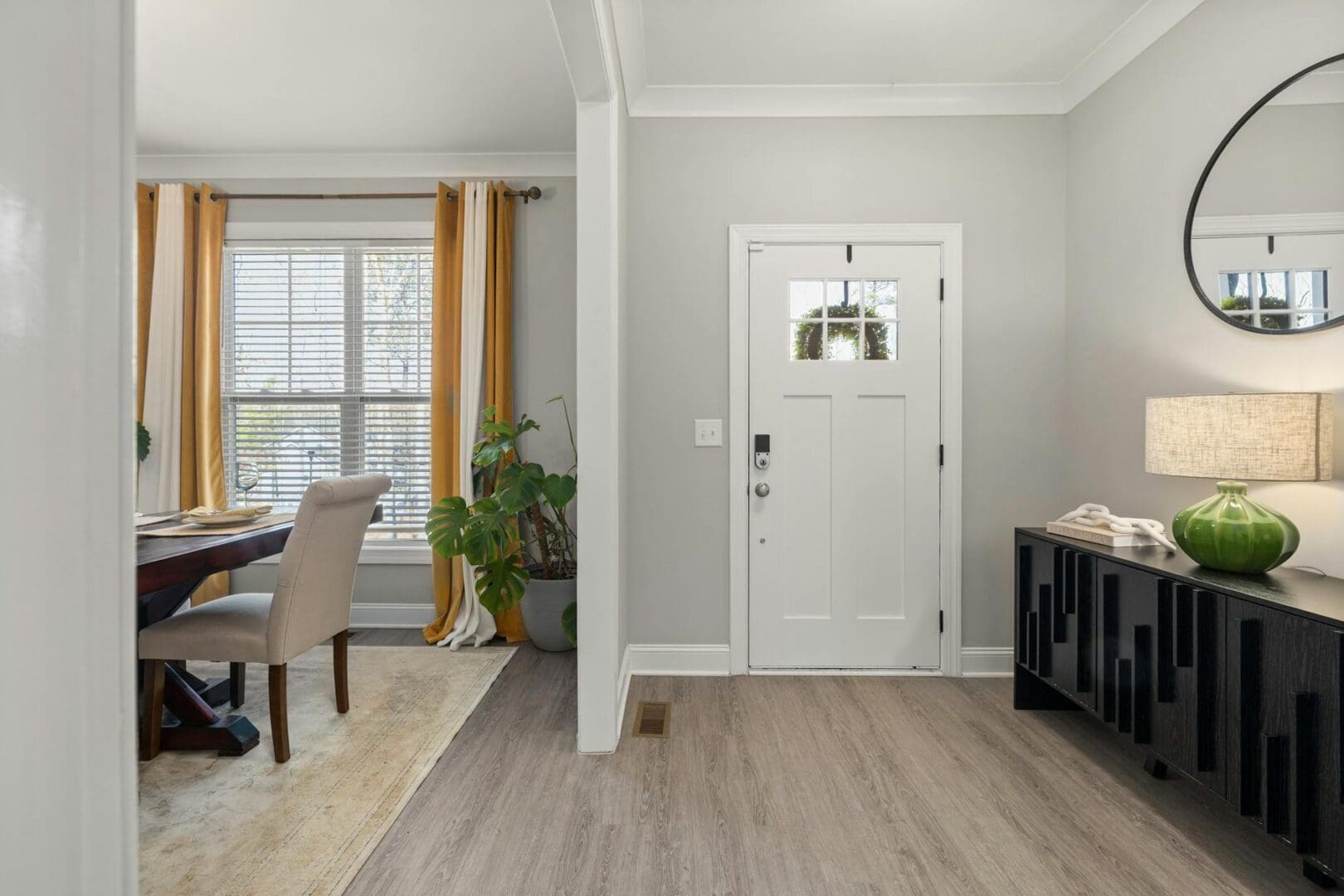 How to Style an Entryway for the Holidays