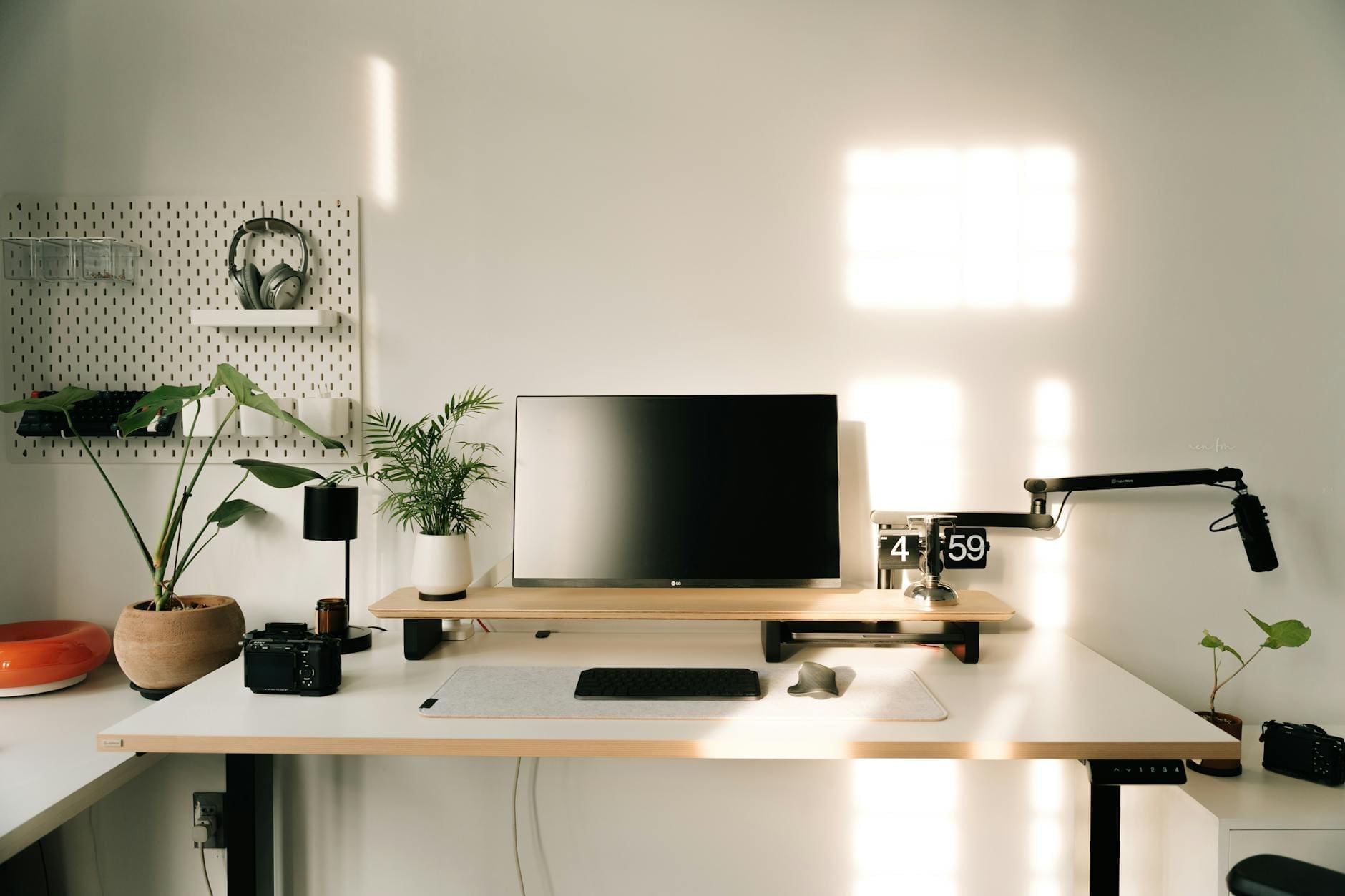 How to Decorate a Home Office Without Distractions