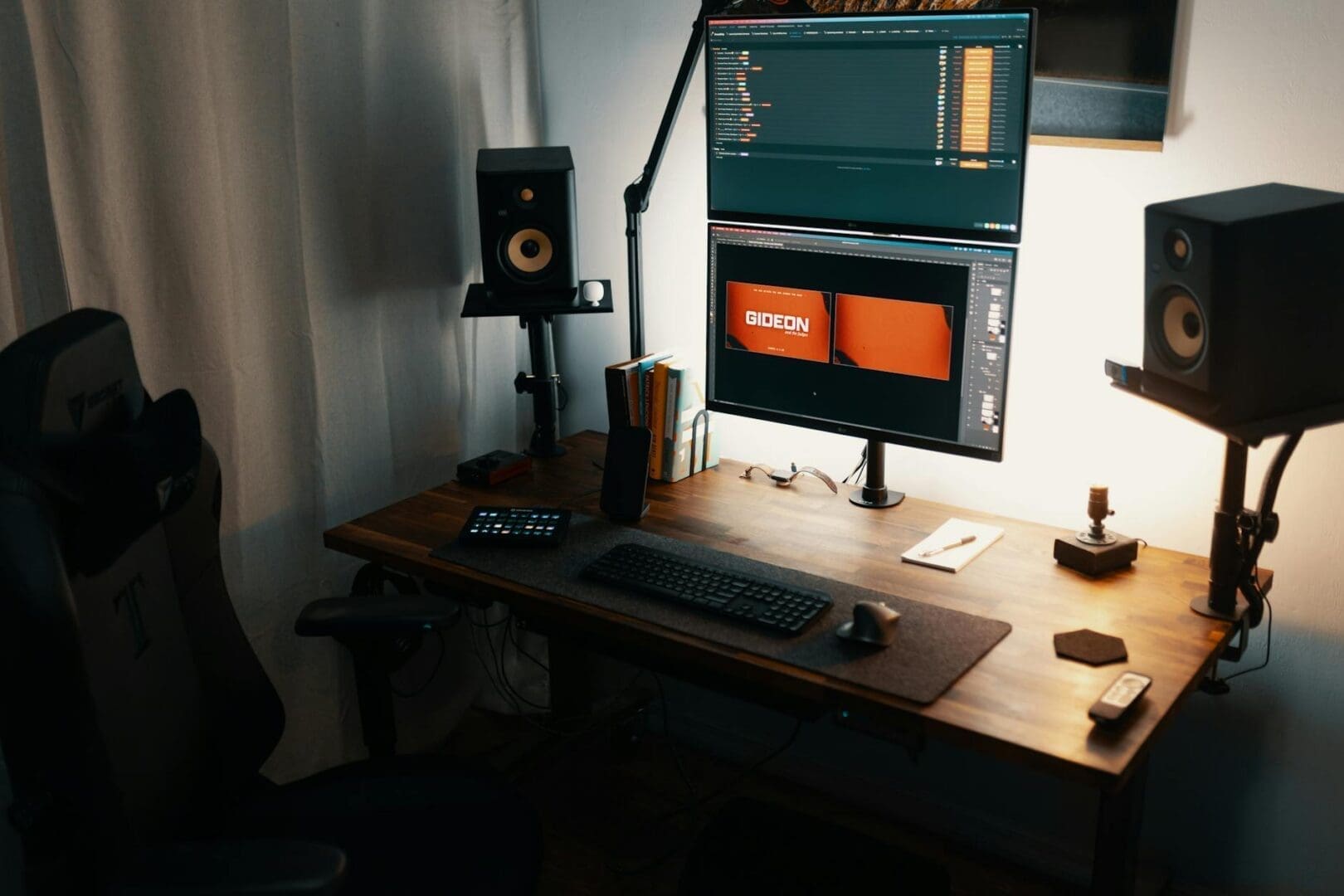 How to Choose a Monitor Stand for Your Desk