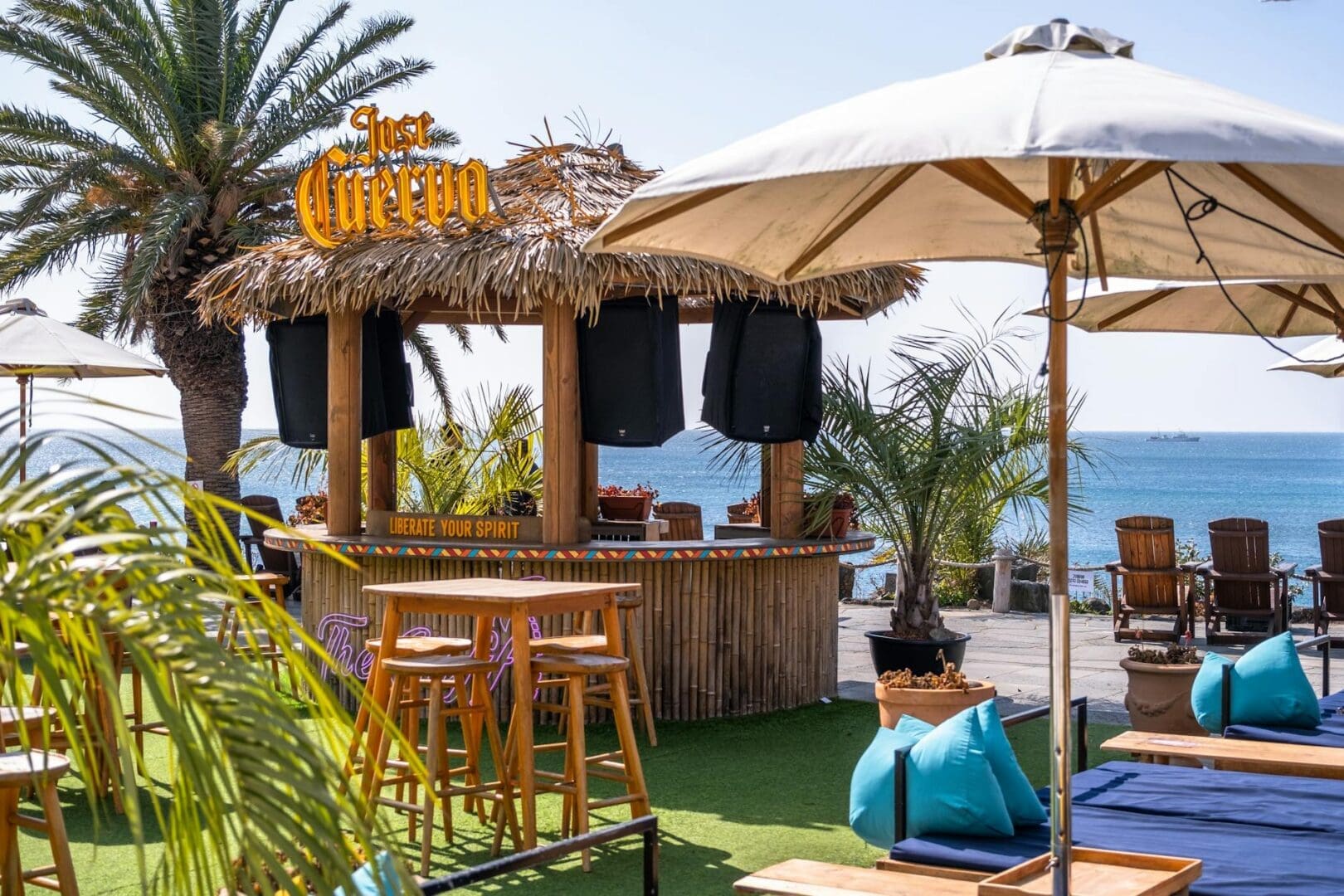 How to Create an Outdoor Bar Area That’s Actually Worth Using