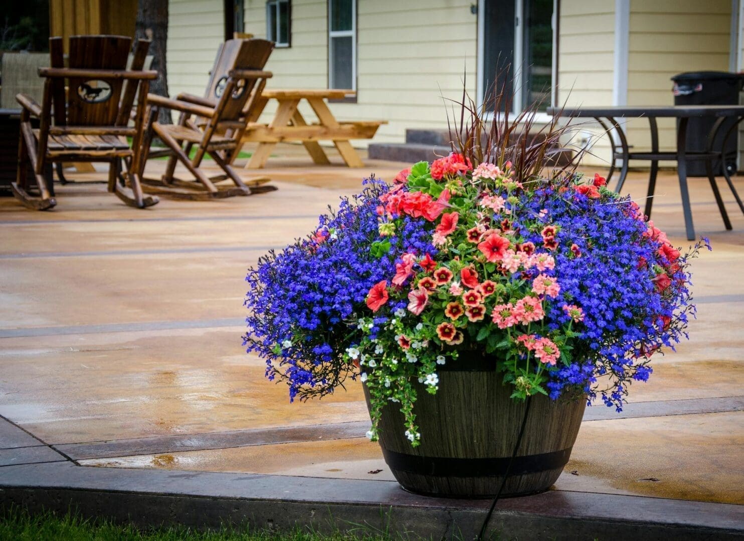 How to Choose Outdoor Planters for a Patio That Last and Look Beautiful
