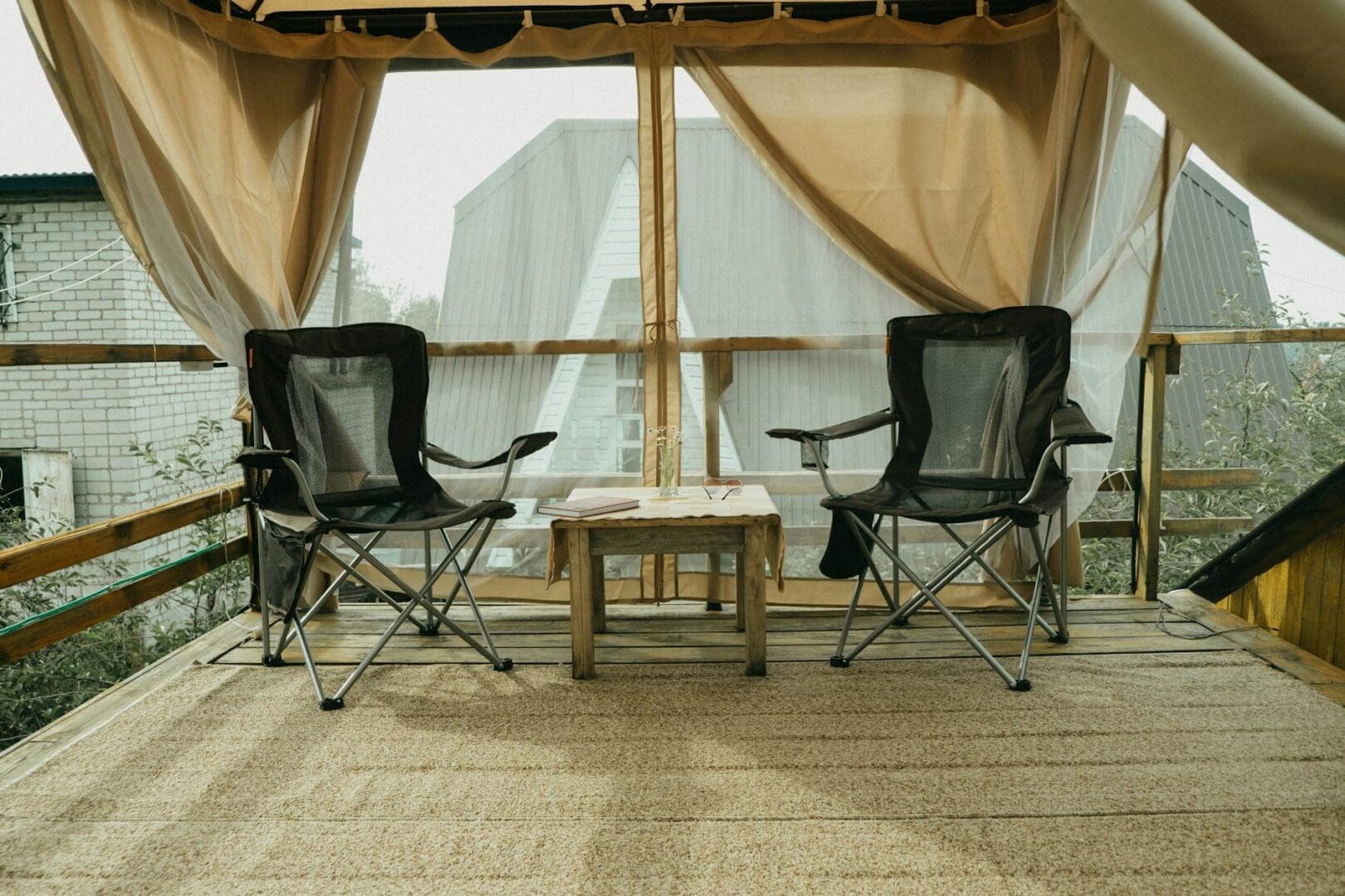 How to Choose an Outdoor Rug for a Deck
