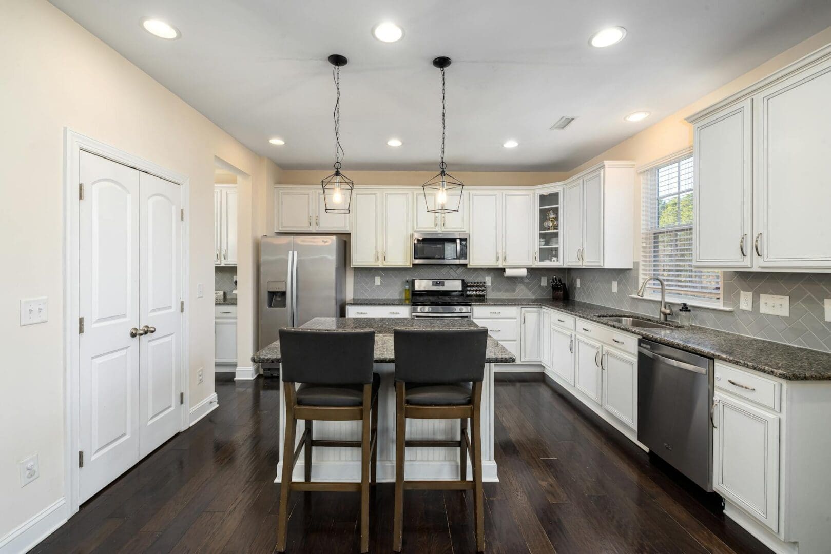 How to Choose Between Recessed and Pendant Lighting