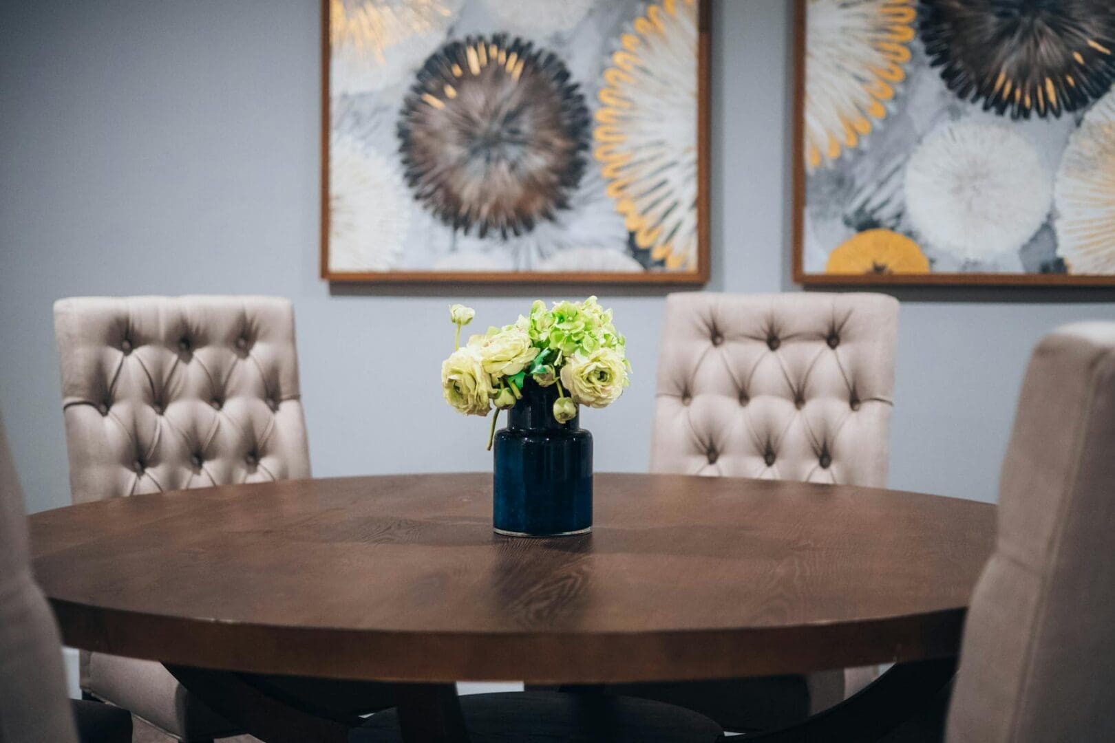 round dining table chairs