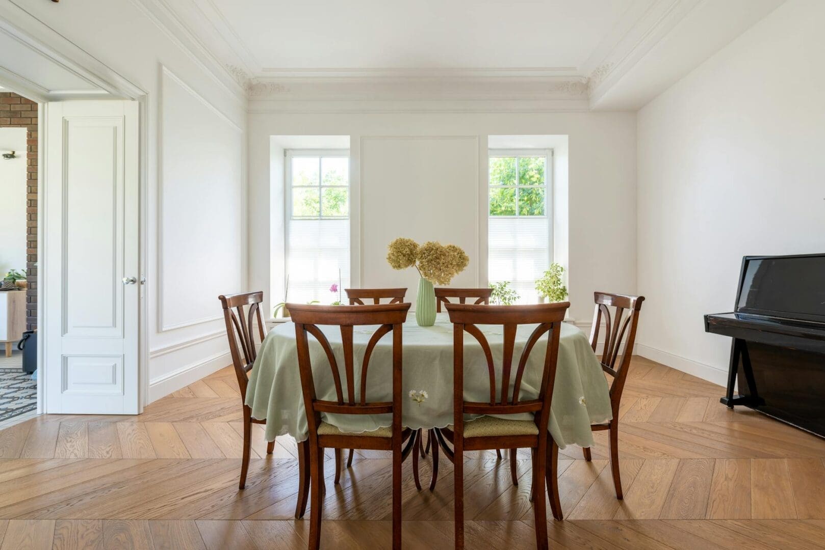 How to Choose Between Round and Rectangular Dining Tables