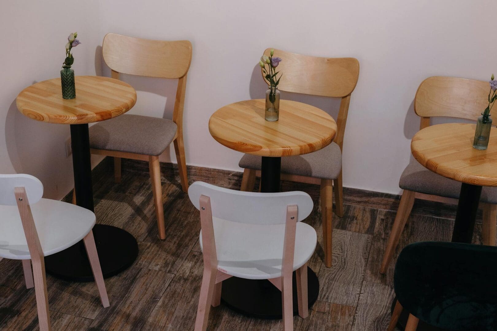 How to Choose a Dining Table for a Small Space
