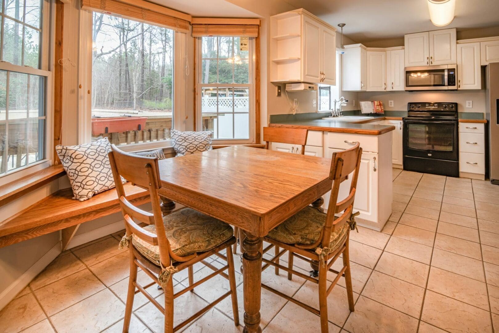 How to Create a Breakfast Nook in a Small Kitchen