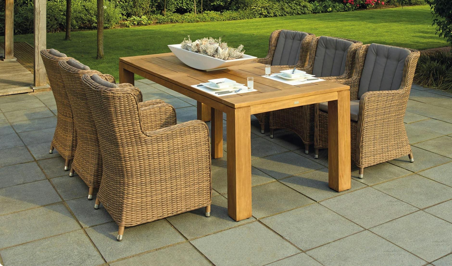 How to Choose Between Teak and Eucalyptus Outdoor Furniture
