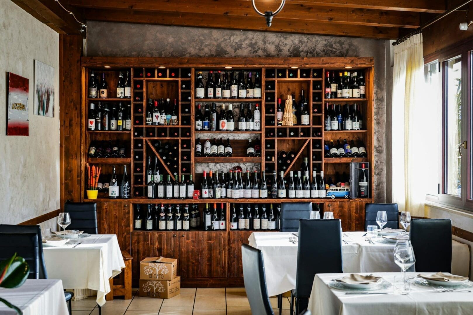 How to Choose a Wine Rack for Your Dining Room